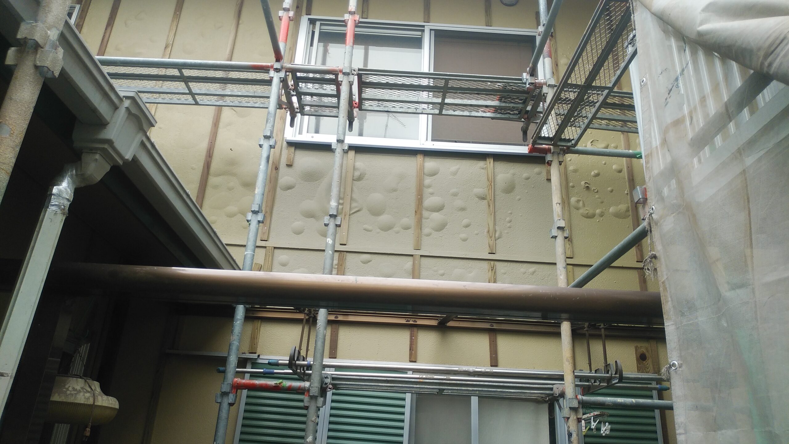 船橋市にて雨漏り対策の外壁修理〈塗膜膨れをサイディングで修理〉 施工前2