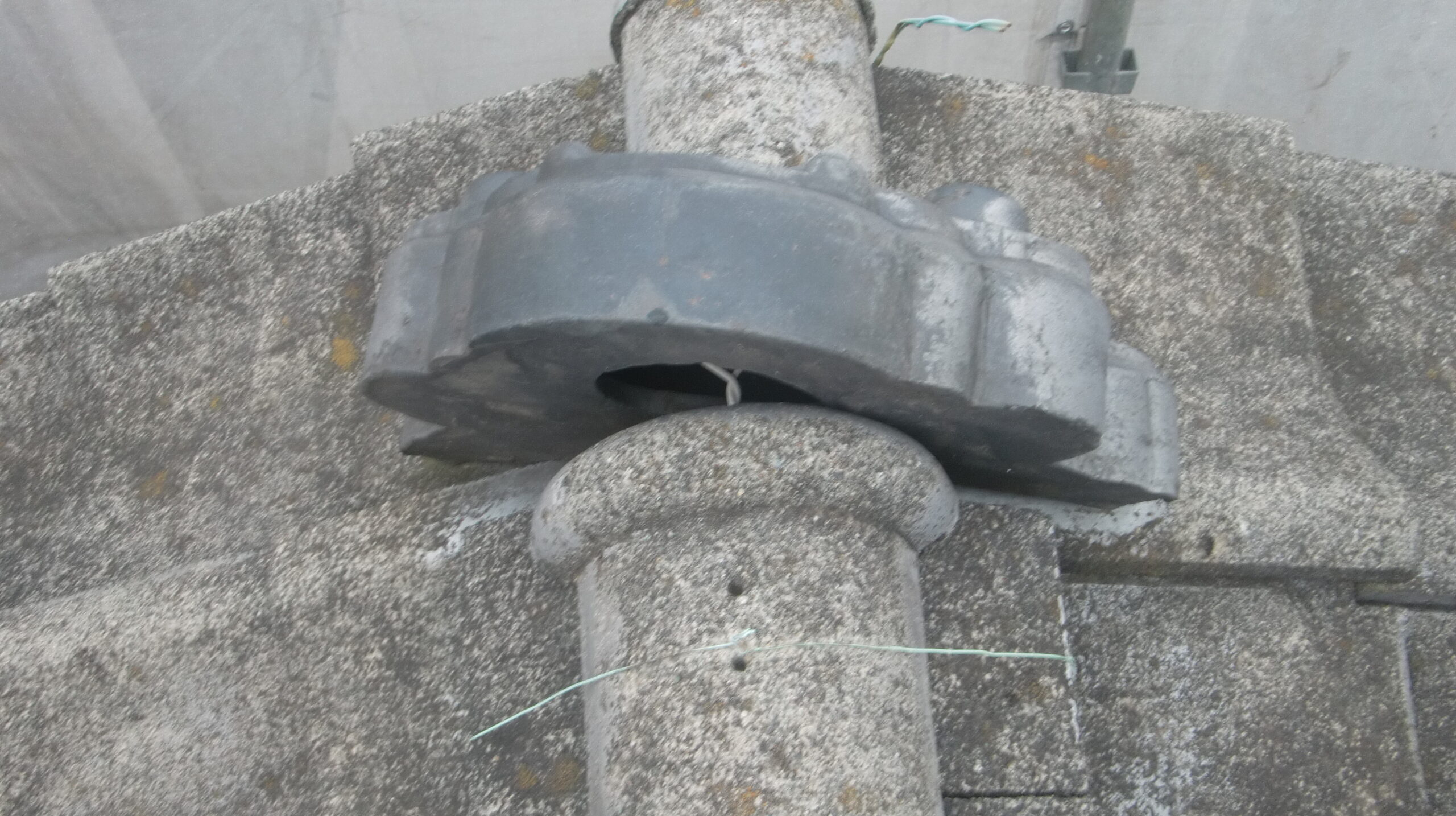 船橋市にて築６０年目の雨漏り修理〈瓦屋根から軽量金属屋根へ〉 施工前2