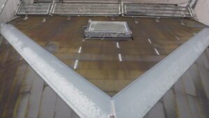 船橋市にて雨漏り修理〈スレート屋根の雨漏り・カバー工法〉 施工前