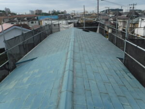 船橋市にて雨漏り修理〈スレート屋根の雨漏り・カバー工法〉 施工前