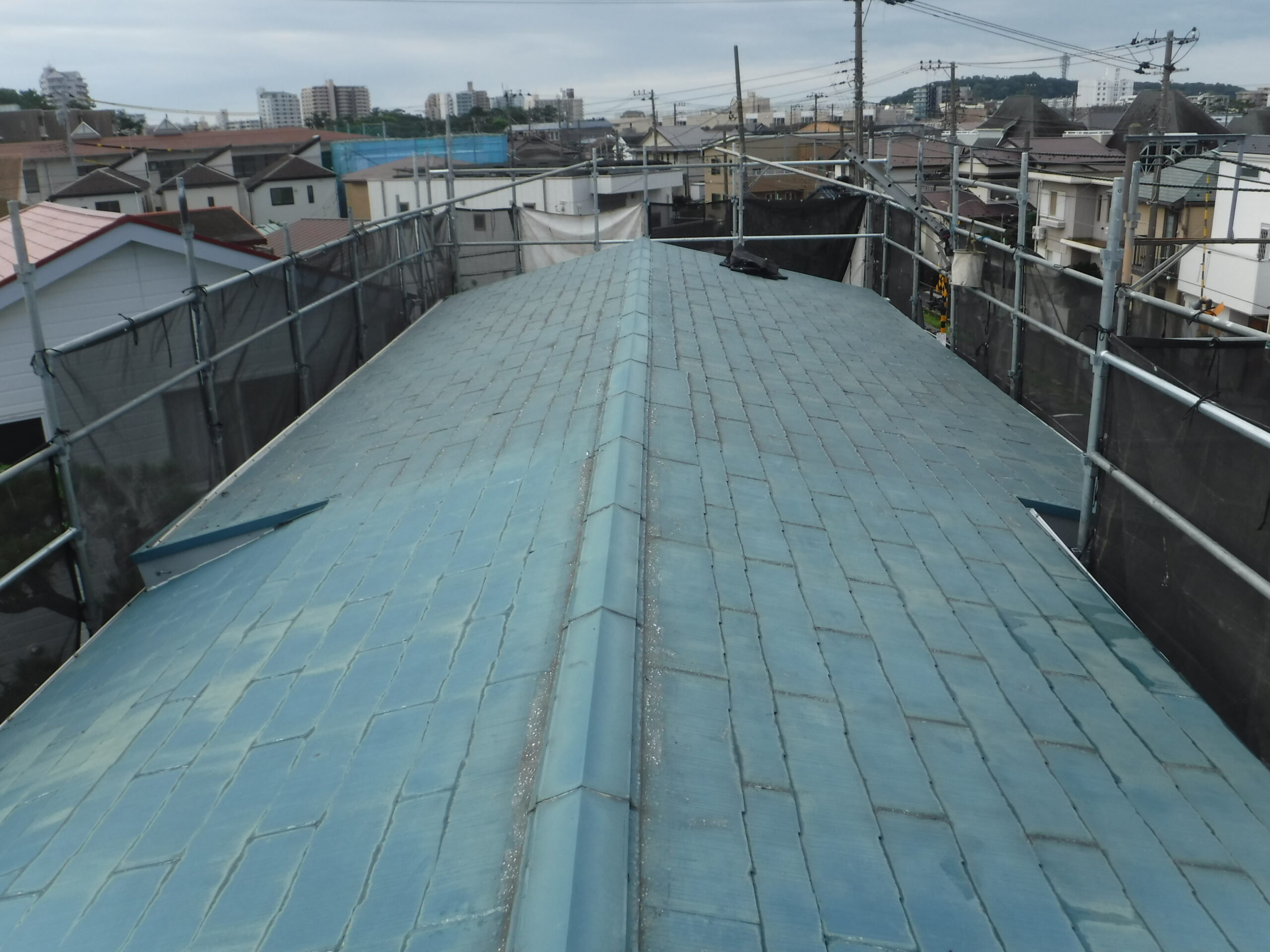 船橋市にて雨漏り修理〈スレート屋根の雨漏り・カバー工法〉 施工前